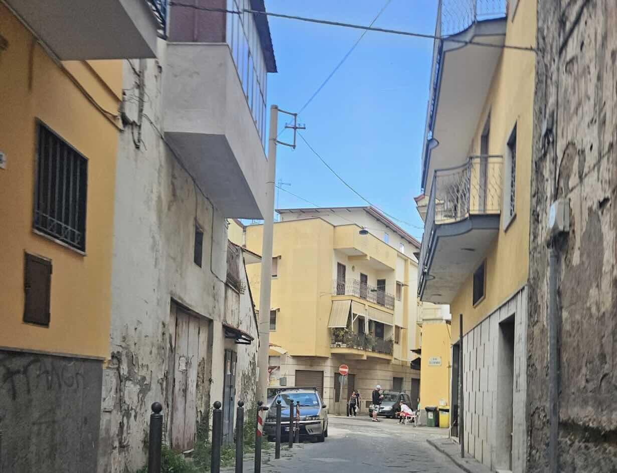 Arzano, il ritorno delle minacce: allerta tra i commercianti per i presunti estorsori del clan Amato-Pagano