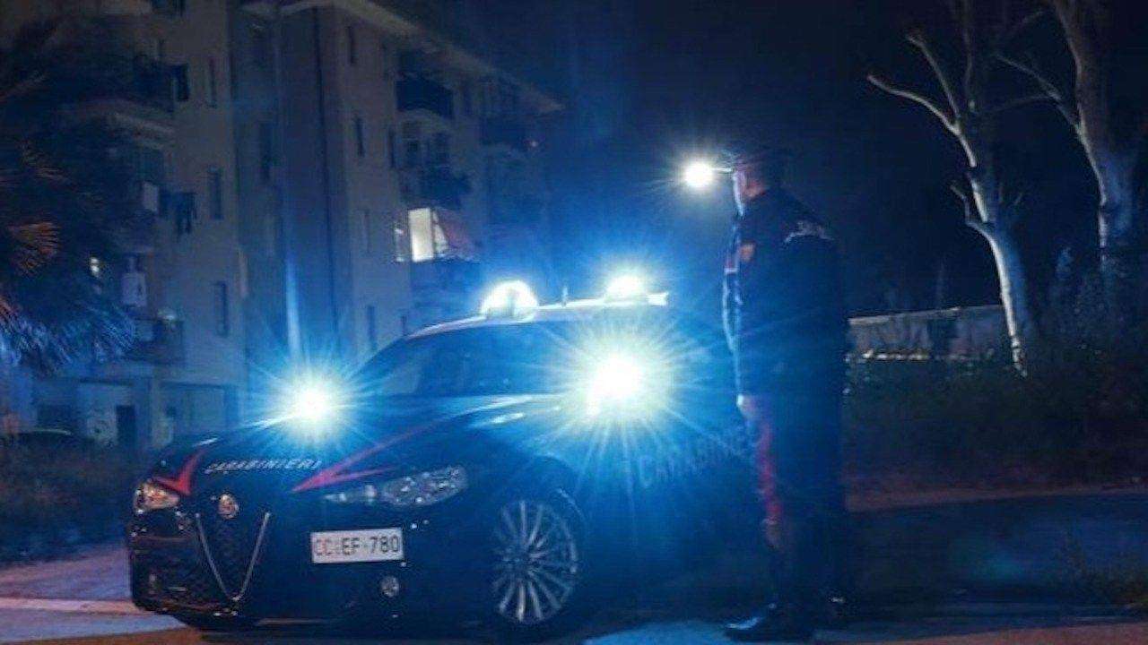 Accoltellato sette volte a Casoria: 38enne ferito in un’aggressione davanti a un negozio