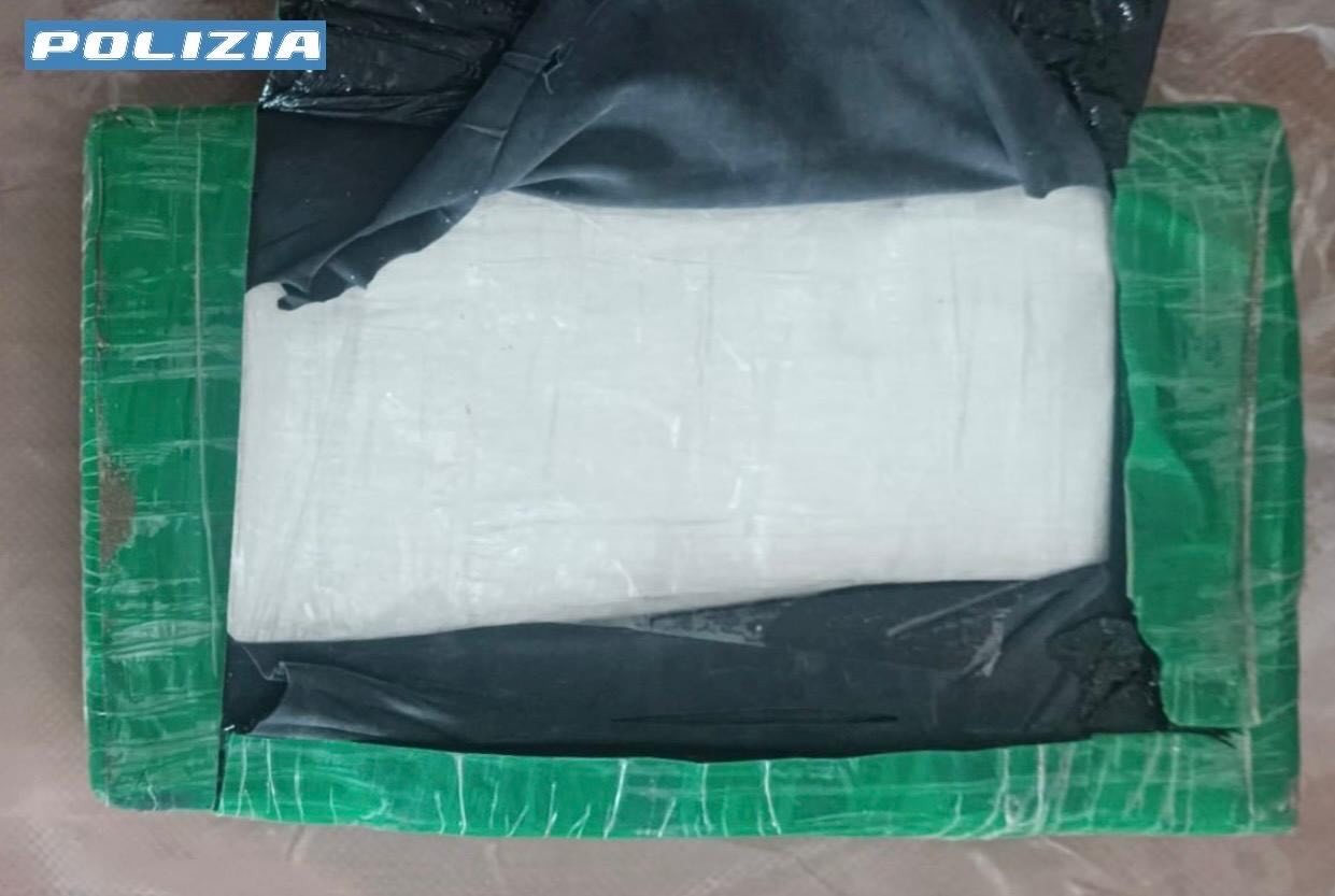 Cocaina in arrivo, fermato un uomo al porto di Ischia: indagini in corso