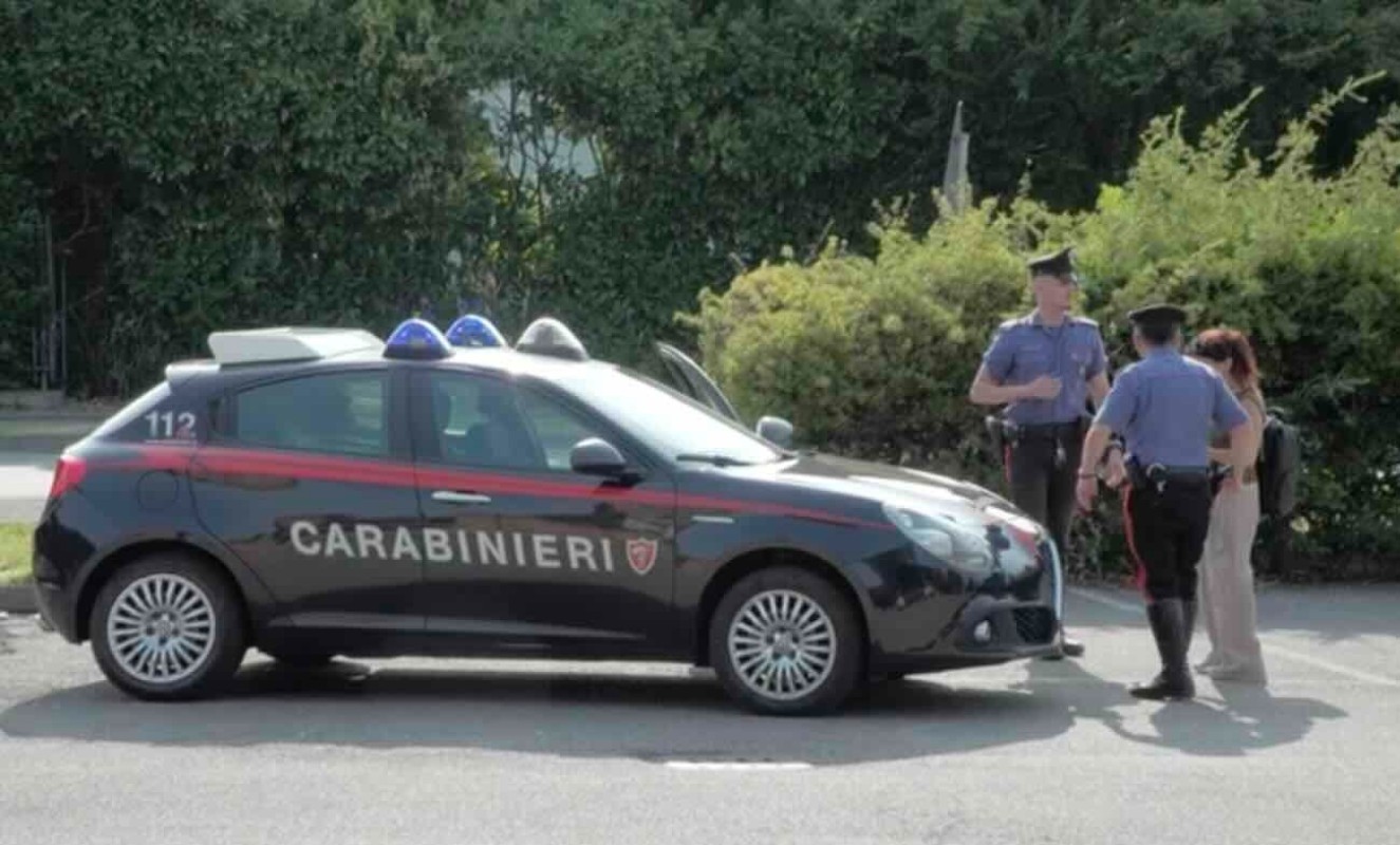 Lite per una donna contesa finisce in tragedia: uomo ucciso a Napoli
