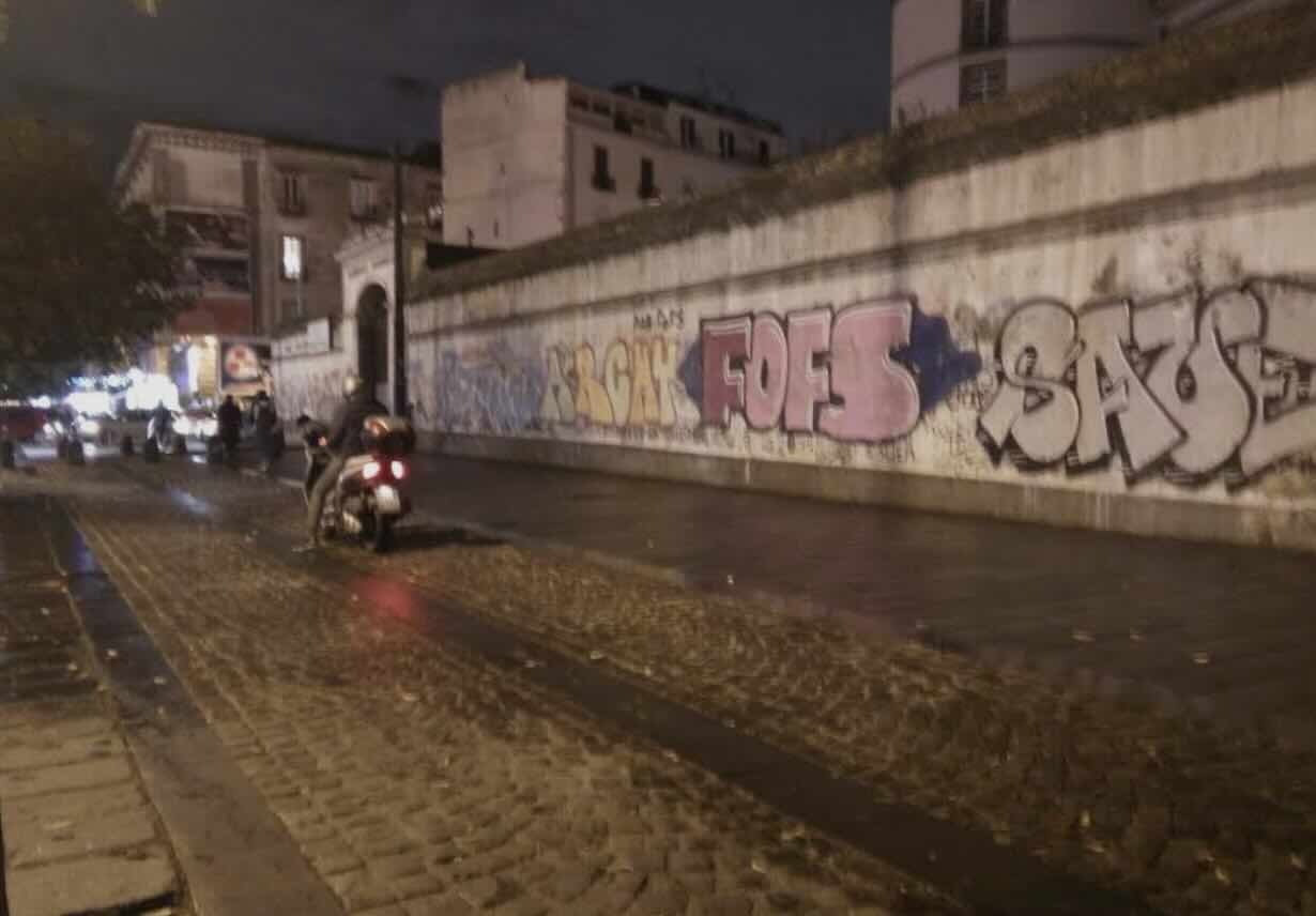 Napoli, un uomo di 48 anni trovato senza vita in via Rossaroll: indagini avviate