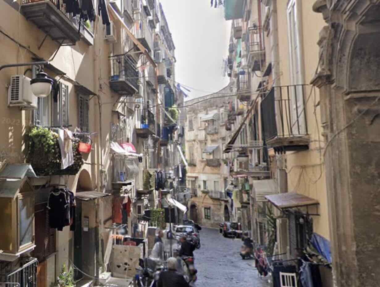 Sparatoria ai Quartieri Spagnoli: sei colpi di pistola in via Mancini Oliva, indagini in corso