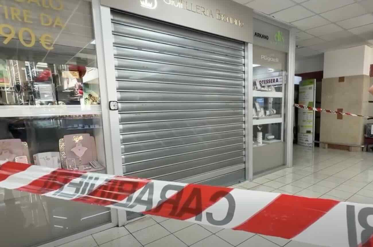 Rapina a Sant’Antimo: banditi fuggono dopo aver sottratto un Rolex a un automobilista