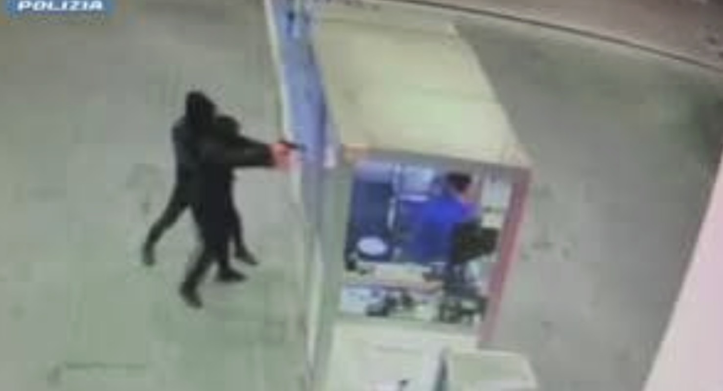 Raid dei giovani rapinatori: 25 colpi tra Napoli e Salerno, due arresti in corso d’opera.