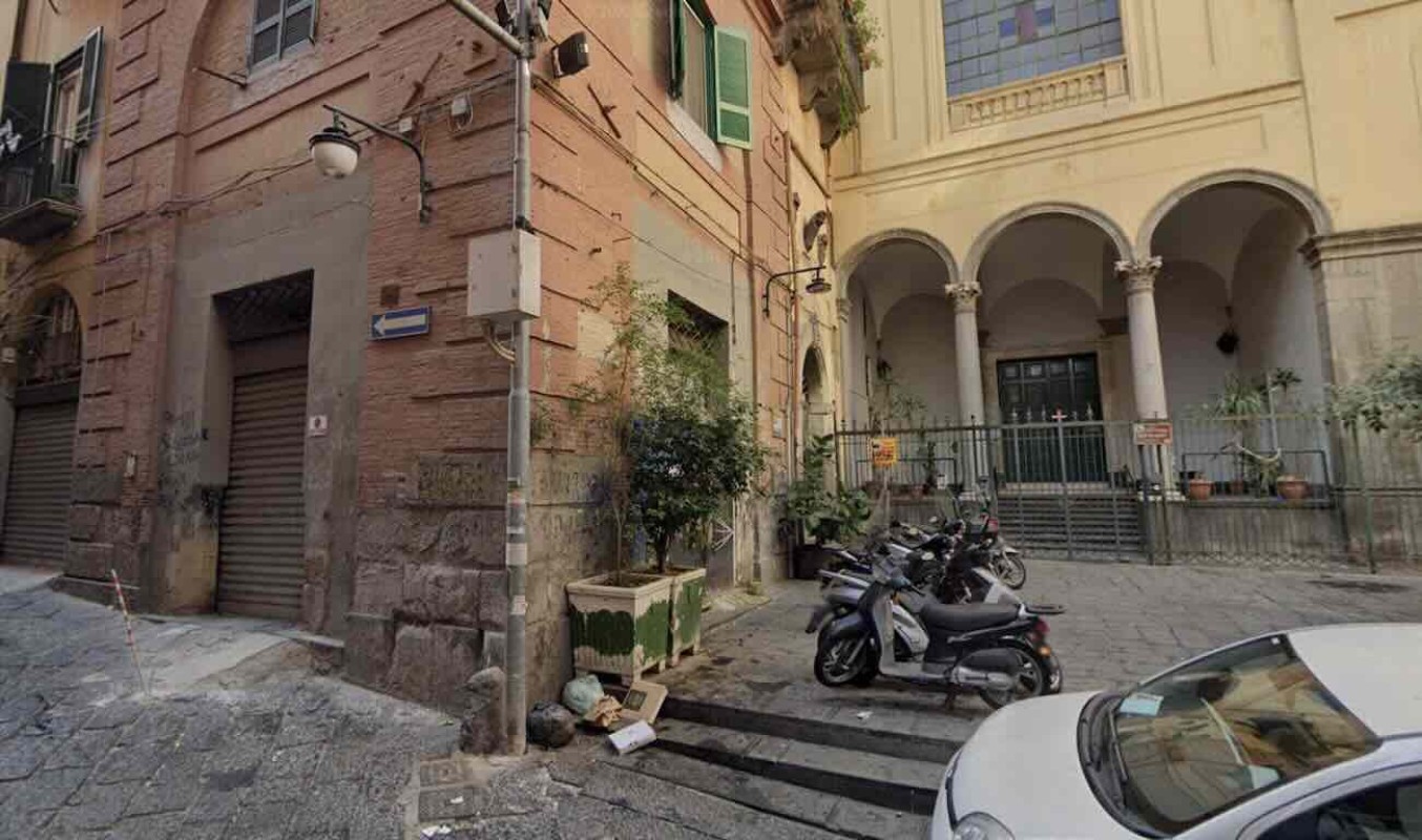 Quartieri Spagnoli in allerta: tre atti di violenza consecutivi coinvolgono bande giovanili