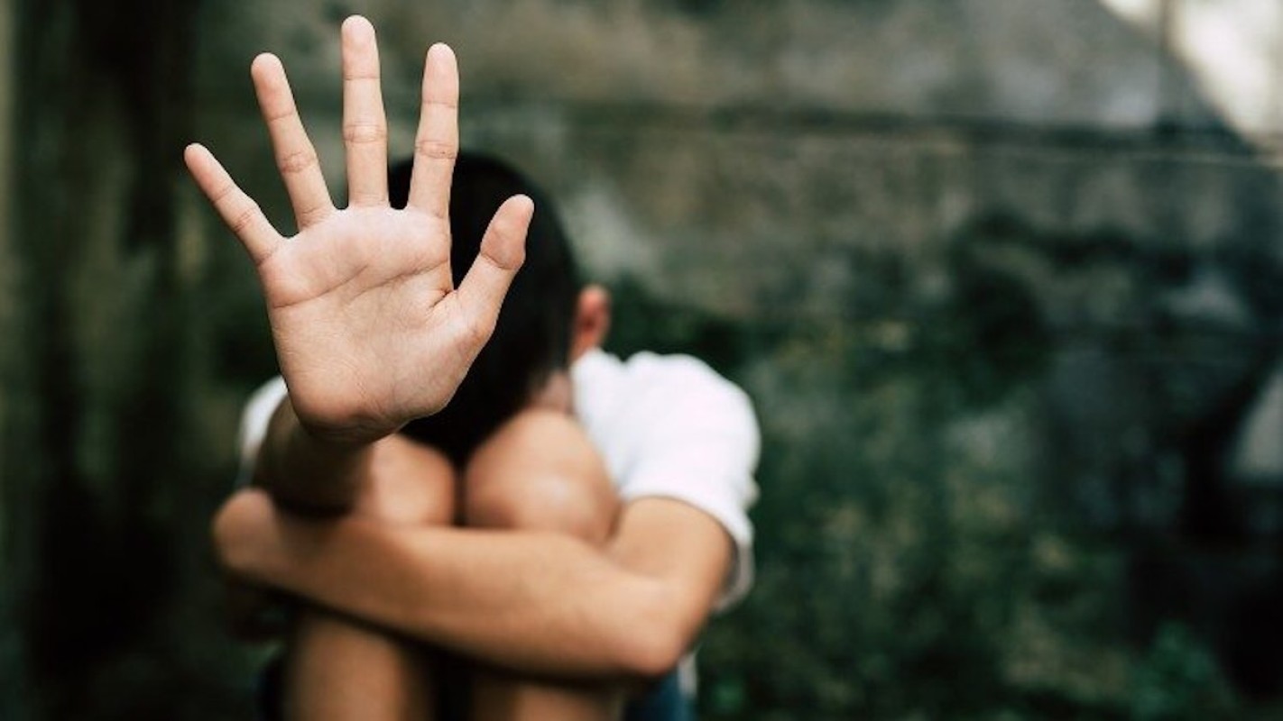 Moglie del presunto abusatore di un 12enne al centro delle polemiche: «Il odio genera nuove vittime»