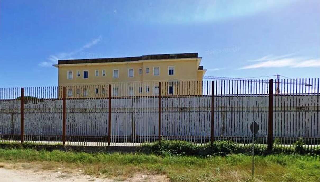 Carinola, tentativo di evasione sventato: due detenuti bloccati sul tetto del carcere