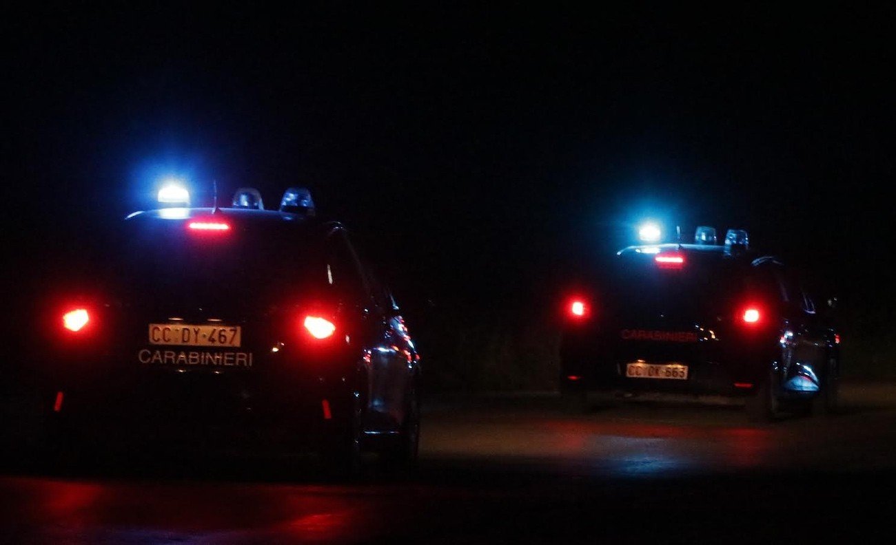 Incendio in un negozio a Villaricca: rinvenuti quattro fori di proiettile, indagini in corso