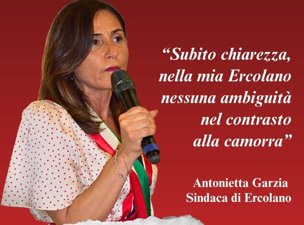 Ercolano, polemica per video di esponenti Pd con presunto affiliato: la sindaca chiede un’inchiesta approfondita