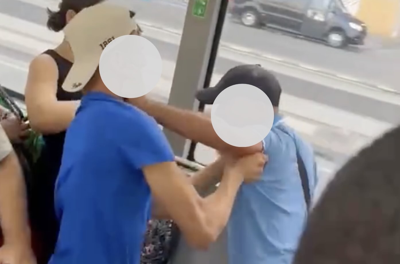 Aggressione su un bus a Napoli: anziano picchiato mentre i passeggeri assistono, ricerche in corso per il responsabile