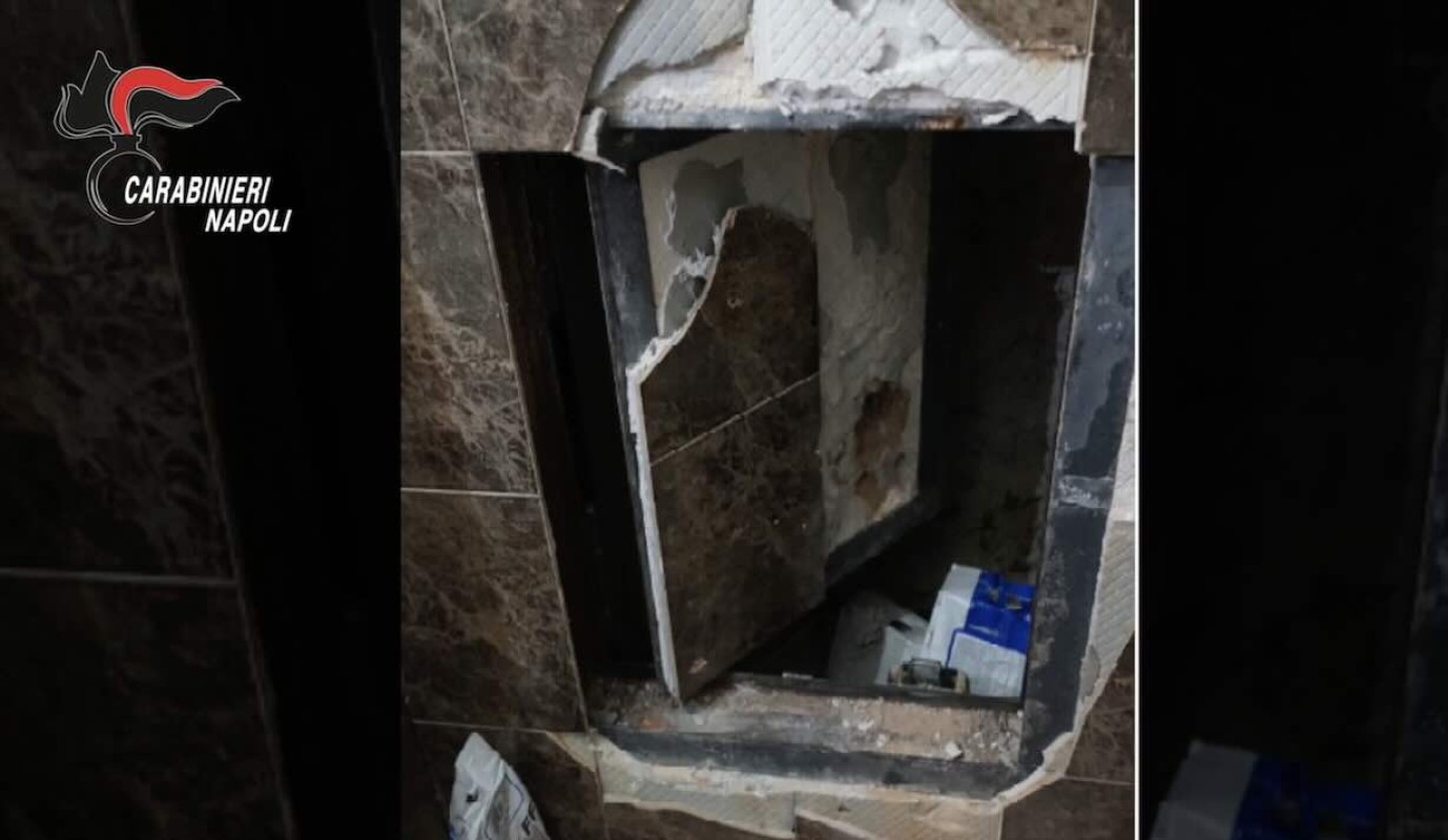 Due bunker e un arsenale rinvenuti nella storica roccaforte del clan Gionta: armi e droga sequestrate