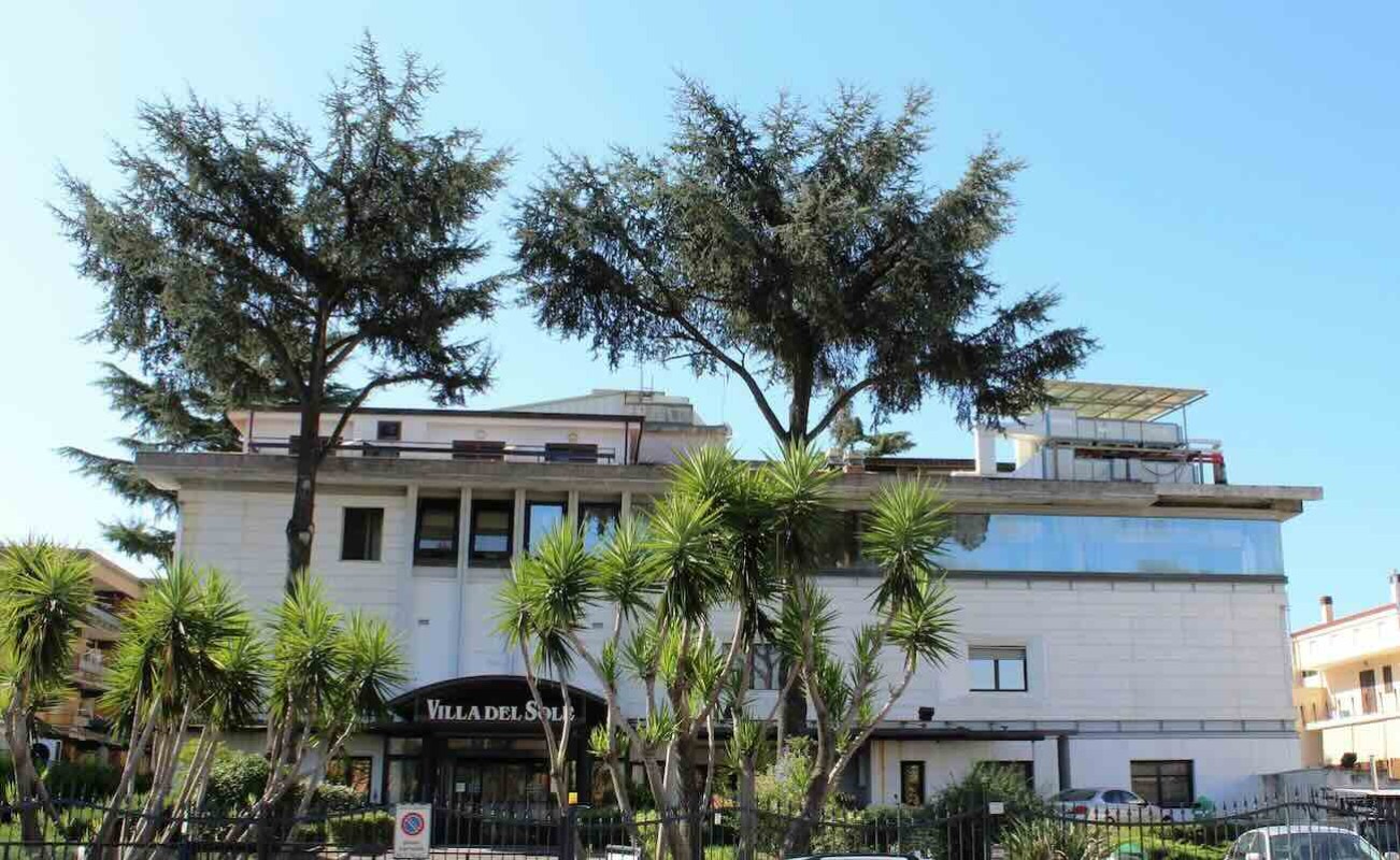 Due ortopedici di Villa del Sole a processo per lesioni gravi dopo un intervento chirurgico mal riuscito