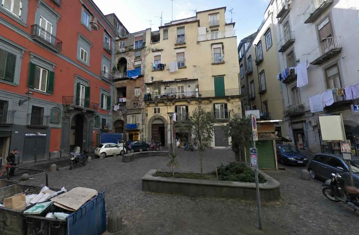 Forcella, colpo di pistola in un B&B: turisti illesi per un soffio