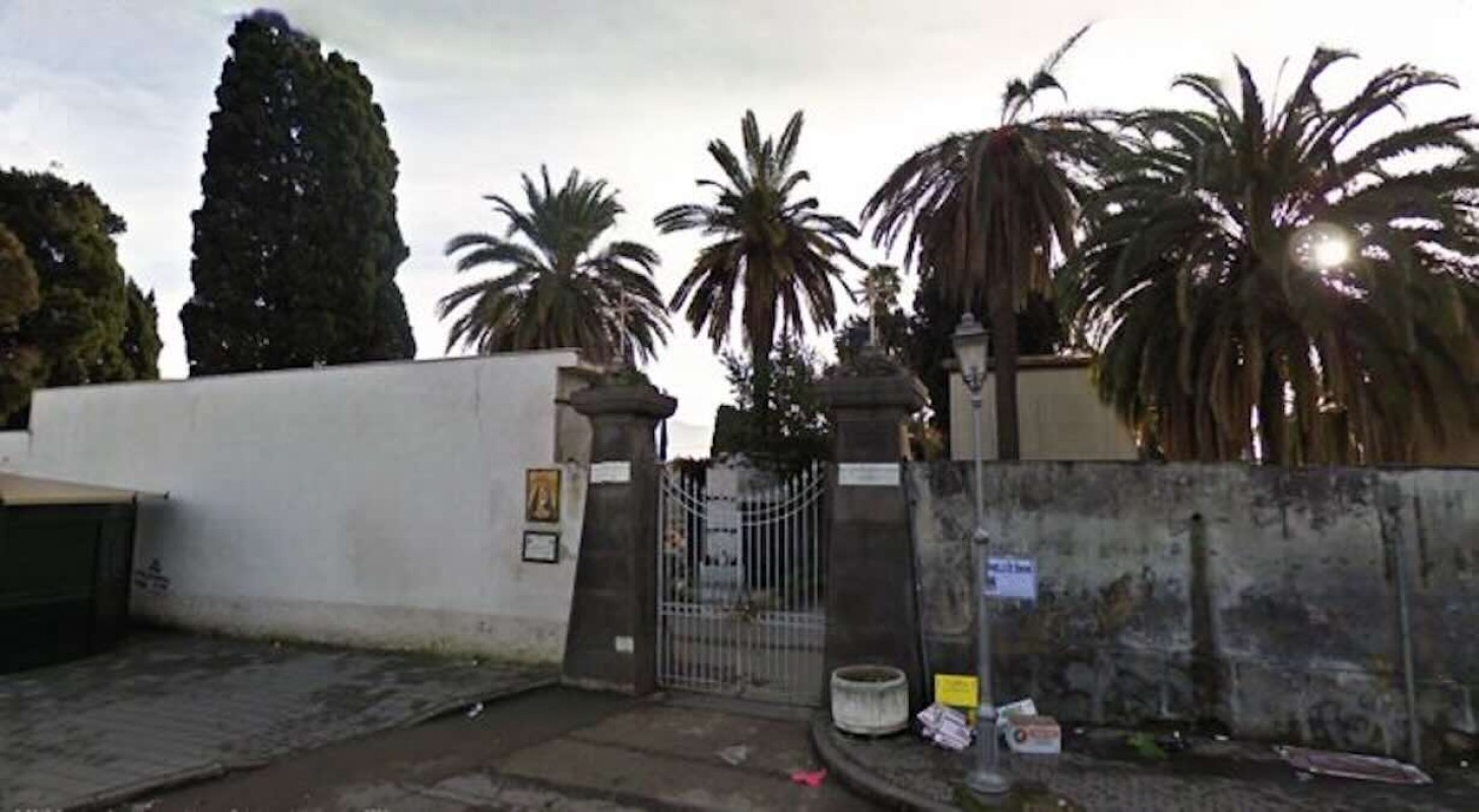 Torre Annunziata, sparatoria nel cimitero: uomo armato bloccato dopo aver minacciato l’ex moglie