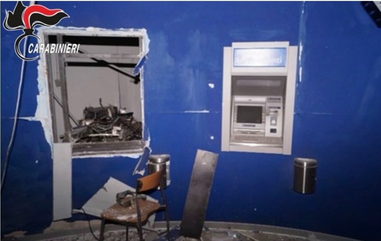 Furti agli sportelli ATM: smantellata banda in provincia di Foggia, effettuati sette arresti durante un blitz dei Carabinieri