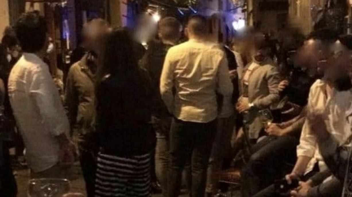 Violenza in piazza a Caserta: pestaggio di un quindicenne porta a collocamento in comunità per due giovani aggressori.