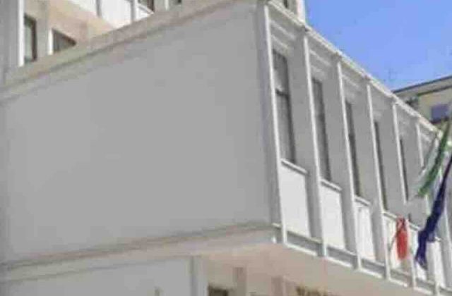 Indagini concluse su immobile irregolare a Castel Volturno: apprensione per i canoni versati da un imprenditore accusato di truffa