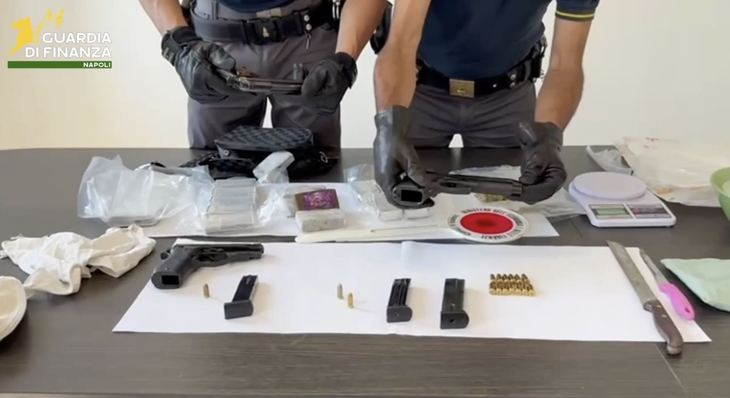 Scoperto arsenale in un negozio di frutta a Casavatore: possibile legame con i clan di Secondigliano