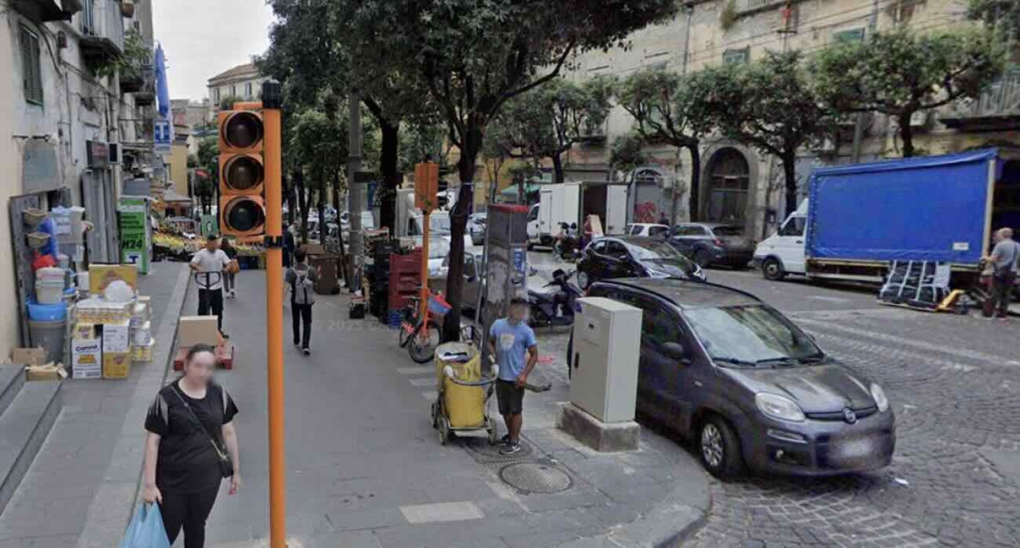 Donna gravemente ferita in via Santa Teresa a Napoli: avviate indagini per ricostruire la dinamica dell’accaduto