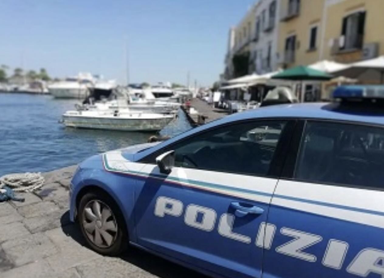 Ischia, uomo aggredisce la moglie e ferisce il figlio: arrestato 48enne in casa