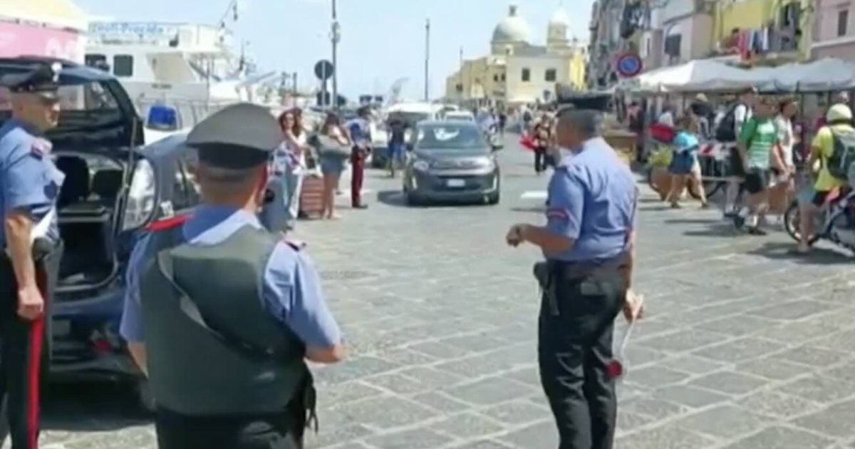 Festa finita ad Ischia: ferito il nipote di un boss, ora nel mirino delle autorità per violazioni di legge durante la vacanza.