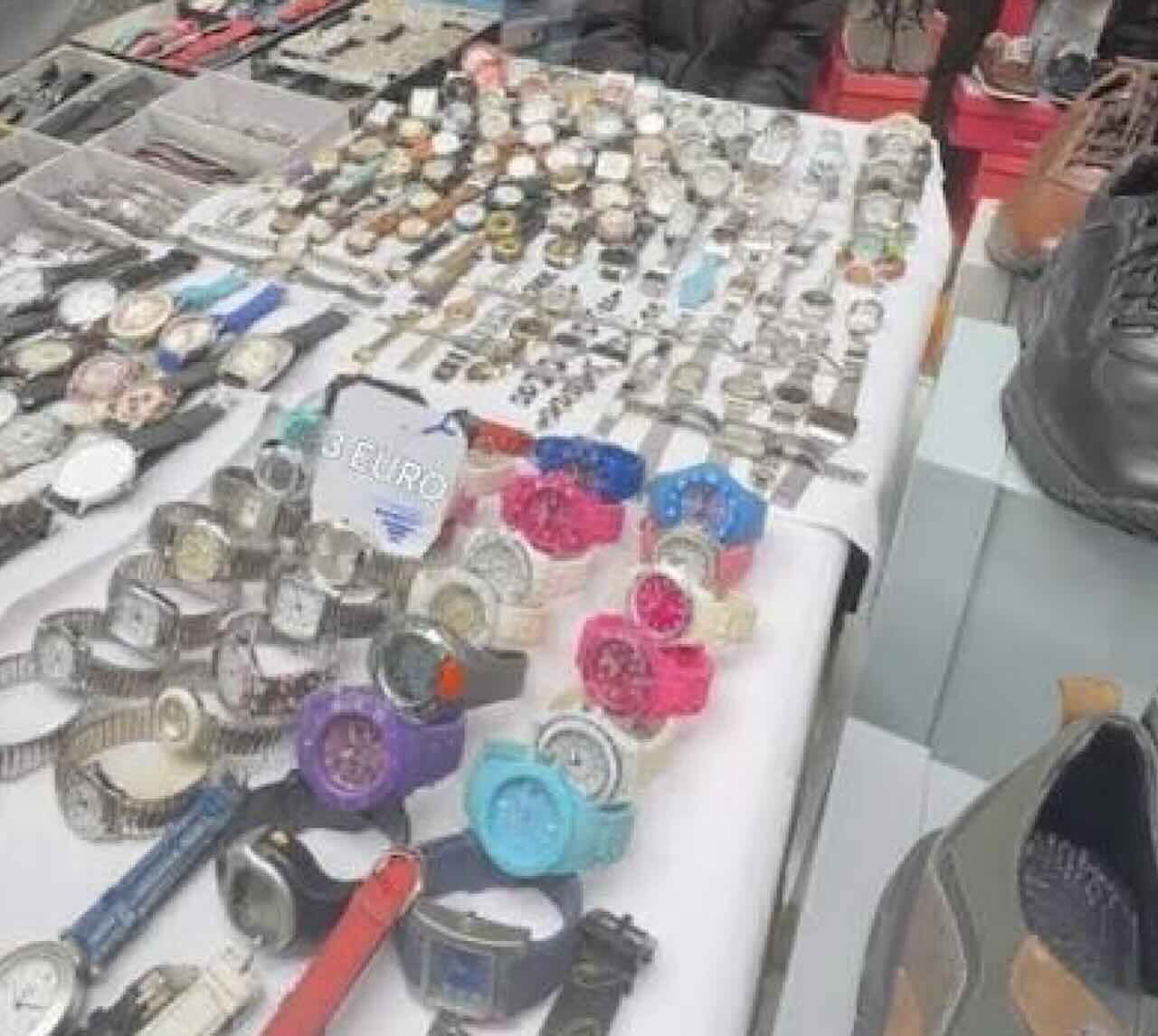 Napoli, operazione contro la contraffazione: sequestrati 3.000 capi, arrestato un sospettato e otto denunciati