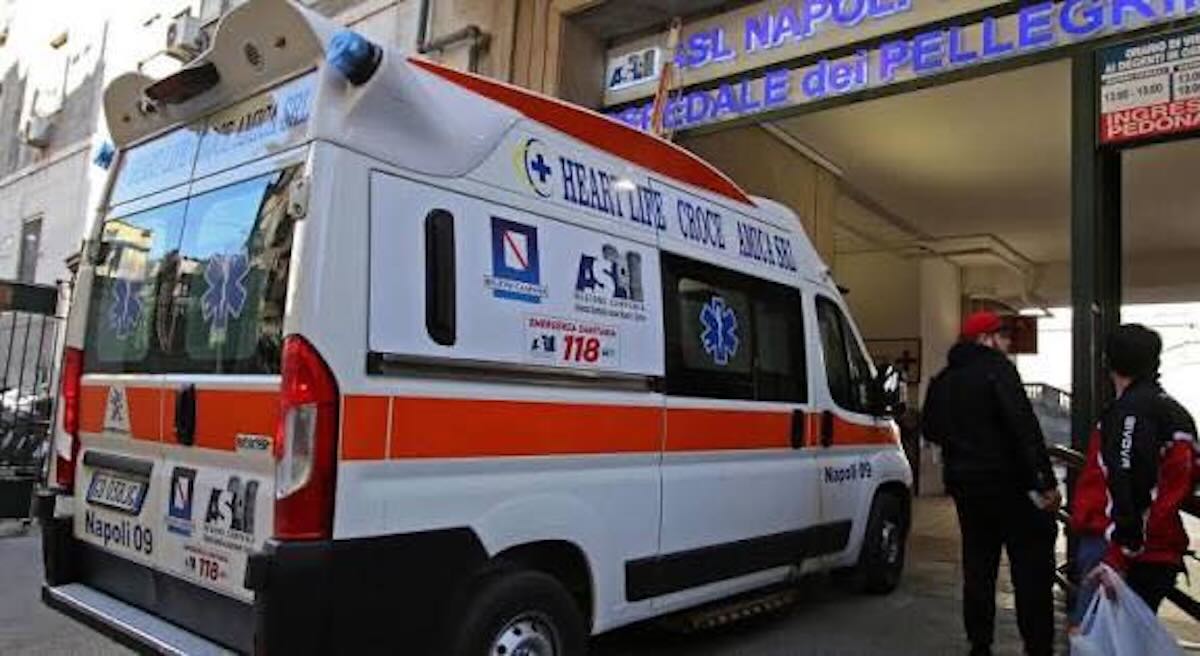 Maxi rissa a Porta Capuana: accoltellato un uomo in gravi condizioni, indagini in corso