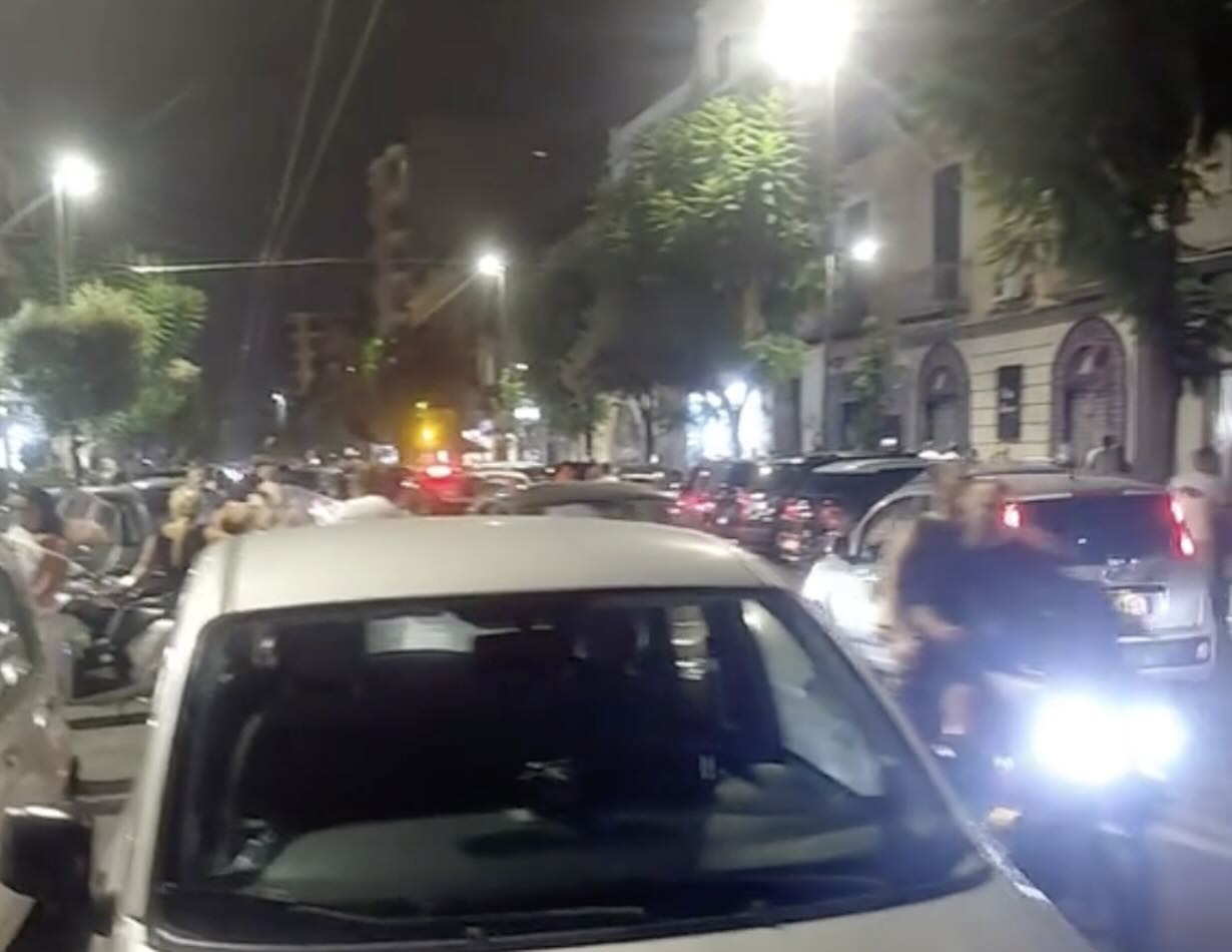 Folla in allerta alla Notte Bianca di Secondigliano: indagini per un episodio di violenza