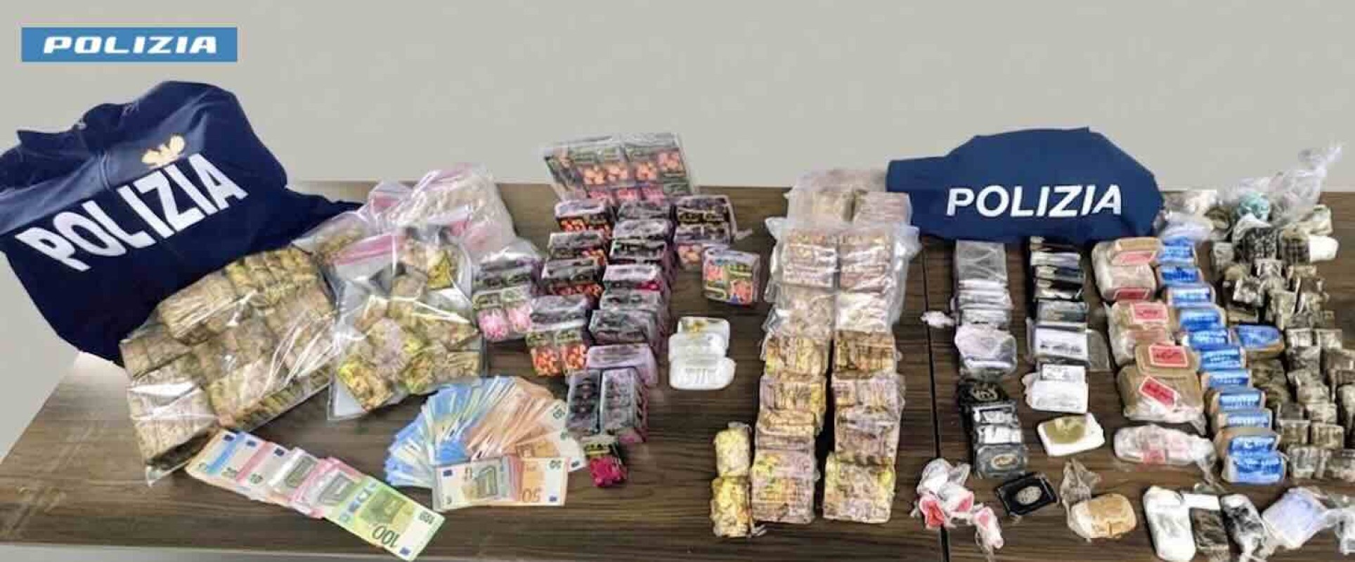 Maxi operazione della polizia a Pontecagnano: scoperti 40 kg di hashish nascosti in frigoriferi, due fratelli in manette
