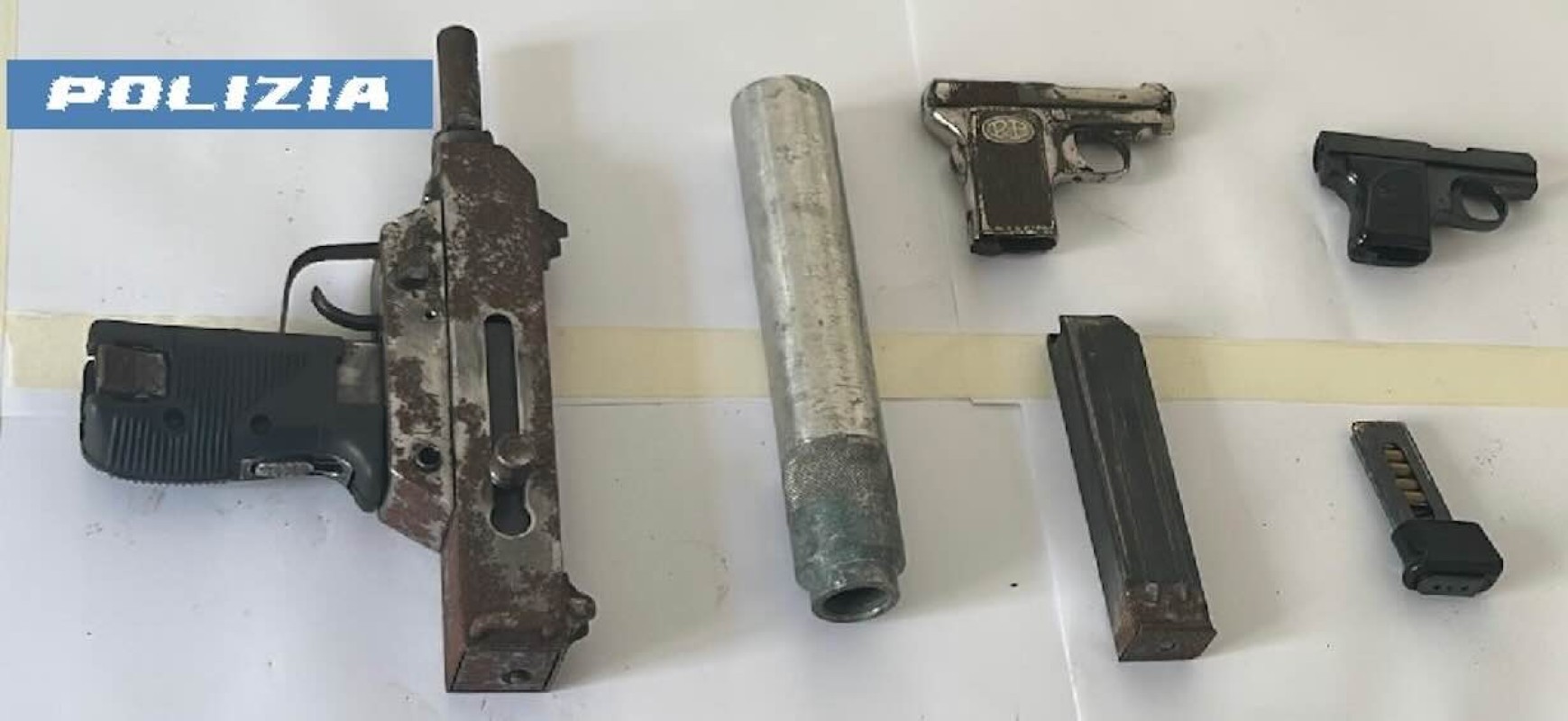 Rione Traiano, scoperto arsenale occulto: armi sequestrate in un borsone