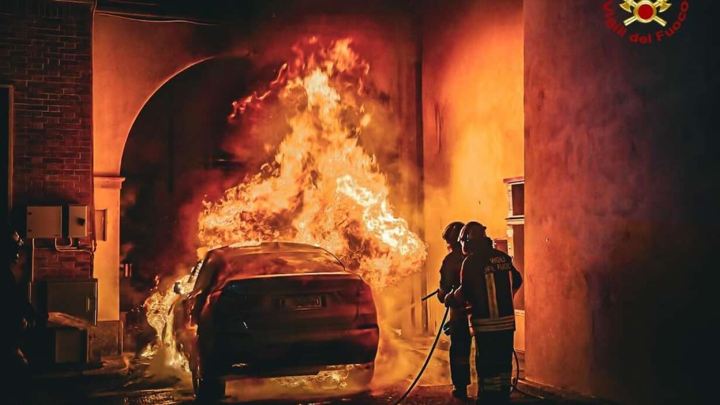 Incendio doloso per ritorsione contro un uomo che rifiuta di spacciare: tre arresti in corso di indagini.
