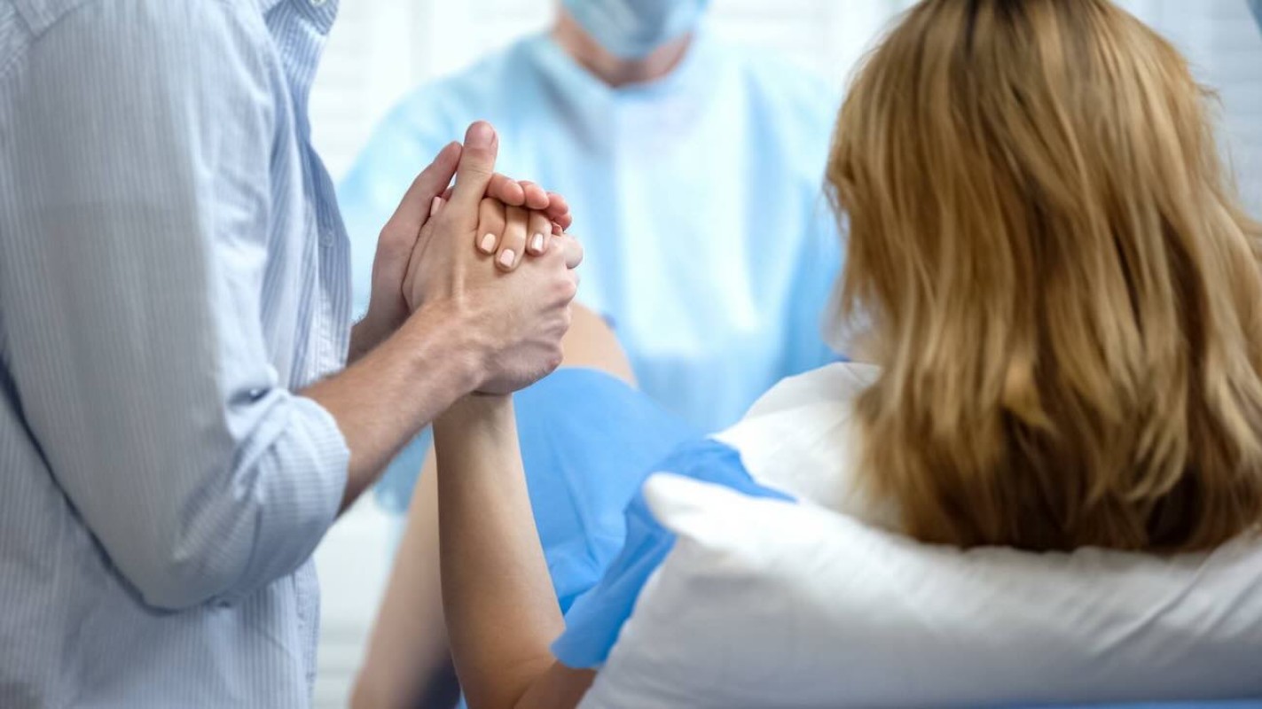 Bimba nasce senza vita ad Acerra, indagini su ginecologo per sofferenza fetale trascurata