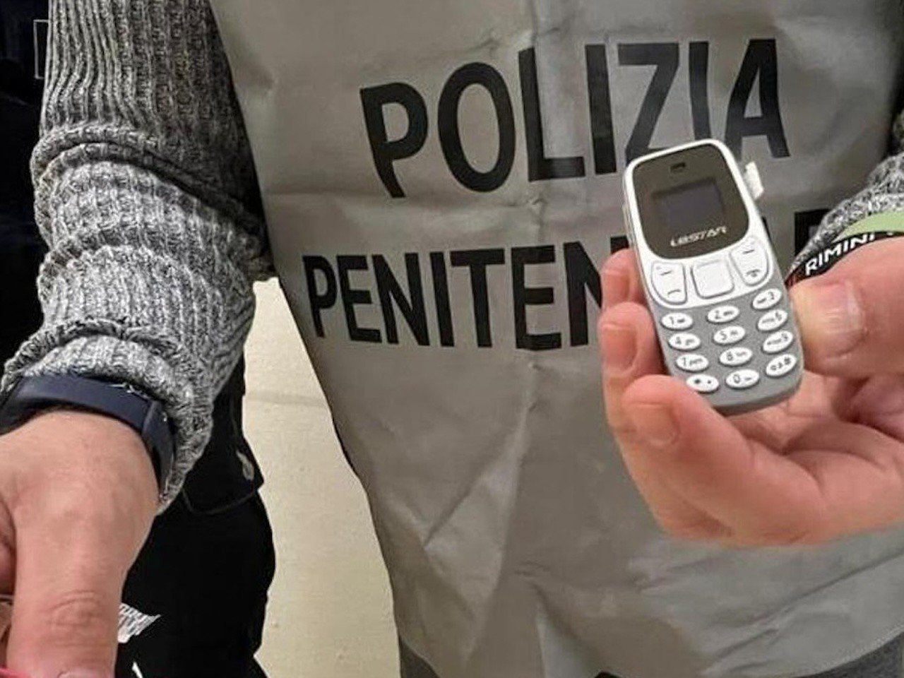 Secondigliano, blitz della Polizia Penitenziaria: svelata la rete di traffico di smartphone nel carcere di alta sicurezza