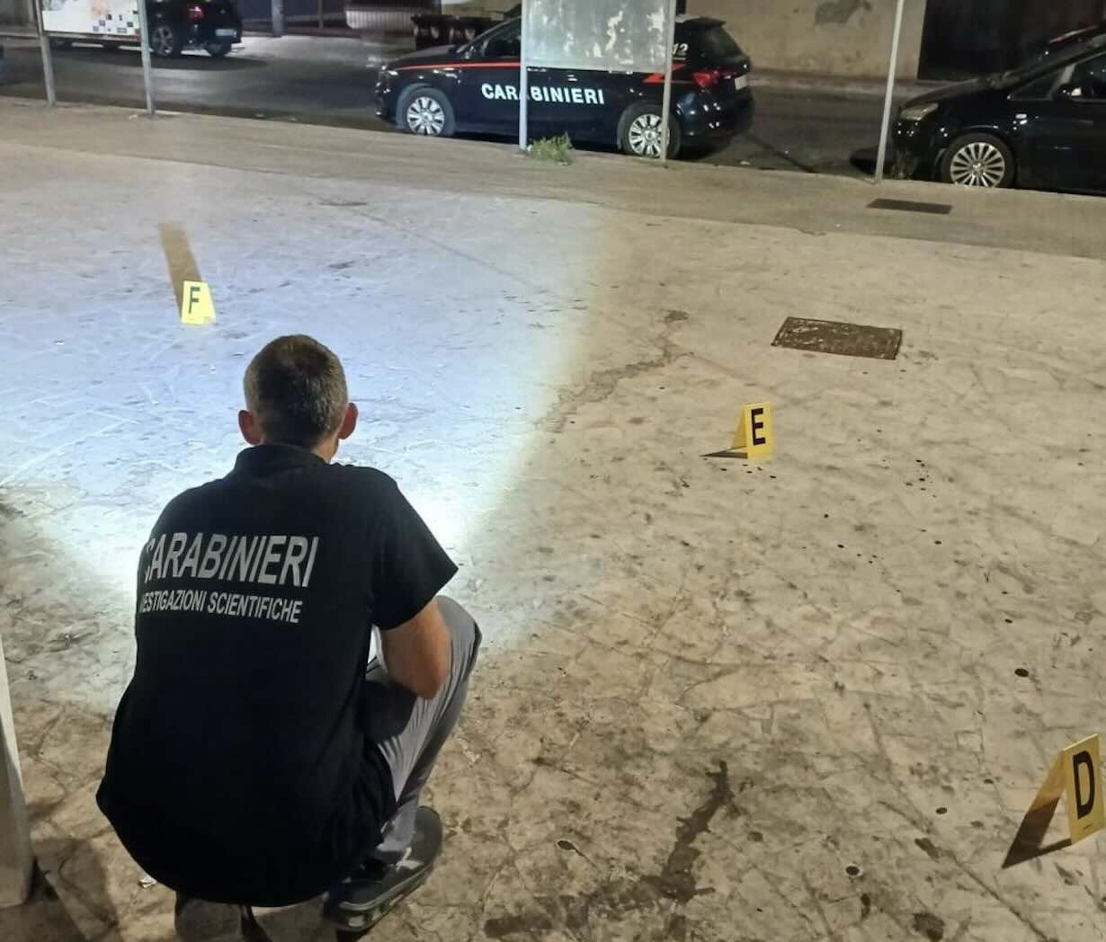 Rissa tra bande a Trani: 18enne accoltellato muore dopo il violento scontro in piazza.