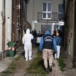 Mirandola, duplice omicidio in casa: il figlio fermato resta in silenzio durante l’interrogatorio Mirandola, duplice omicidio in casa: il figlio fermato resta in silenzio durante l’interrogatorio