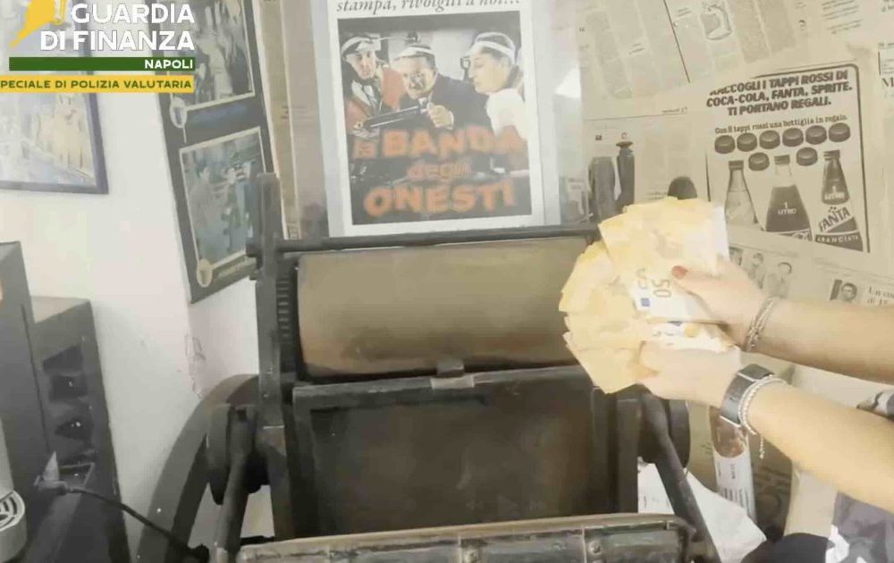 Napoli, Capodichino e Chiaia: tre falsari arrestati; 12.000 banconote pronte e laboratorio di stampa sequestrato