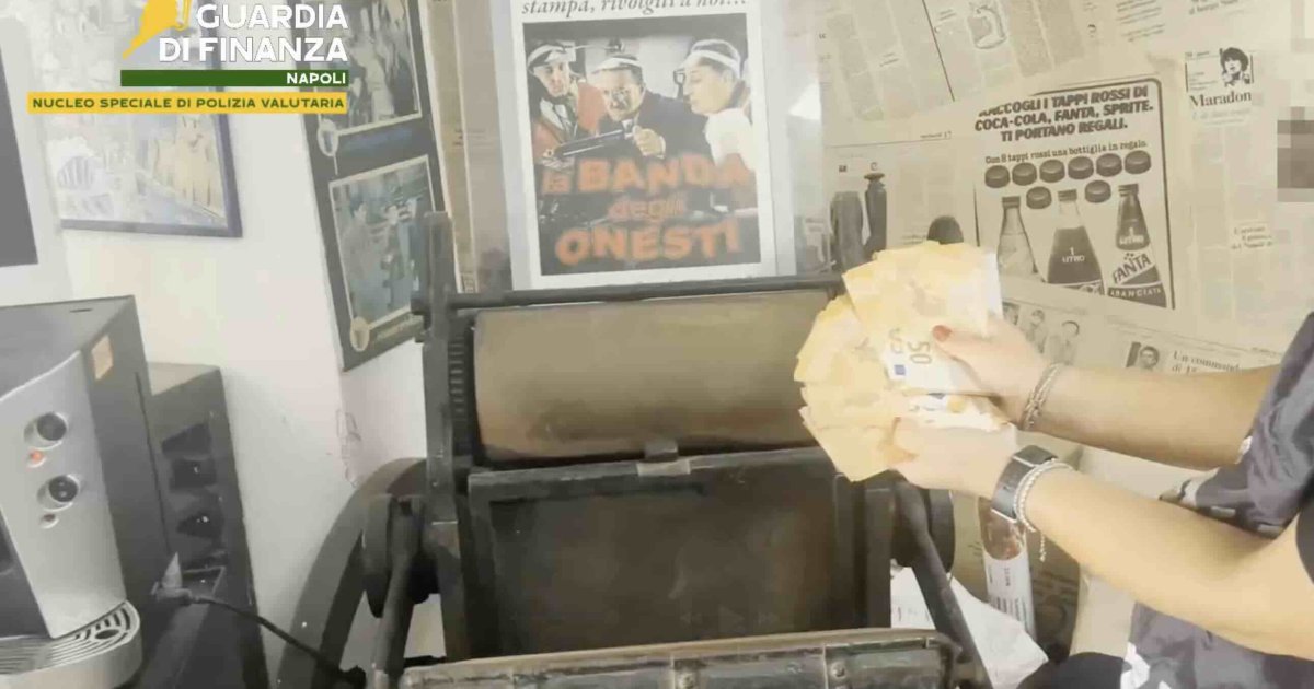 Napoli, Capodichino e Chiaia: tre falsari arrestati; 12.000 banconote pronte e laboratorio di stampa sequestrato